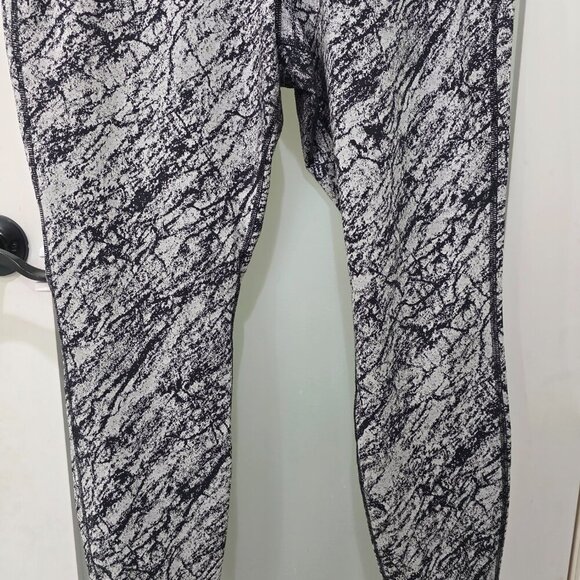 All in Motion XL Black & White Print Leggings w/ Pockets | Target Activewear - Picture 5 of 9